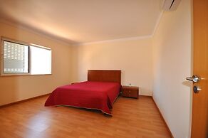 6 Bedrooms, Walking Distance to Amenities, Private Pool, Free AC and W