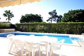 6 Bedrooms, Walking Distance to Amenities, Private Pool, Free AC and W