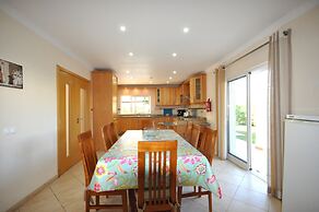 6 Bedrooms, Walking Distance to Amenities, Private Pool, Free AC and W