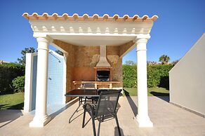 6 Bedrooms, Walking Distance to Amenities, Private Pool, Free AC and W