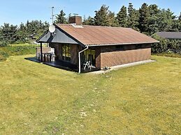 Cozy Holiday Home in Henne near Sea