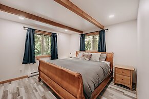 Snowline Cabin #48 - A Classic Family Cabin With an Outdoor Hot Tub!