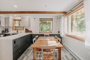 Snowline Cabin #48 - A Classic Family Cabin With an Outdoor Hot Tub!