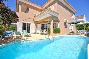 Old Vilage Area Walking Distance to all Amenities