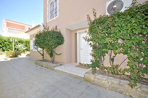 Old Vilage Area Walking Distance to all Amenities