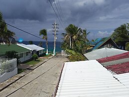 Room in Apartment - Green Sea Villa Helen Inn Located at Kilometer 4 C