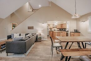 Snowline Cabin #69 - An Elegant Country Home! Sleeps 8