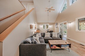 Snowline Cabin #69 - An Elegant Country Home! Sleeps 8