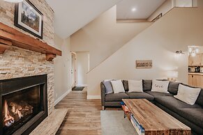 Snowline Cabin #69 - An Elegant Country Home! Sleeps 8