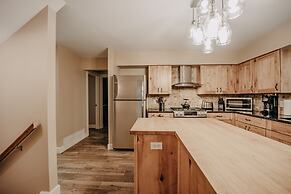 Snowline Cabin #69 - An Elegant Country Home! Sleeps 8