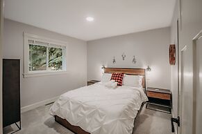 Snowline Cabin #69 - An Elegant Country Home! Sleeps 8