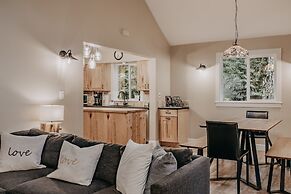 Snowline Cabin #69 - An Elegant Country Home! Sleeps 8