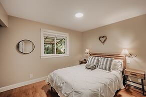 Snowline Cabin #69 - An Elegant Country Home! Sleeps 8