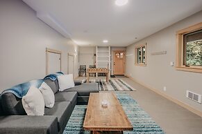 Snowline Cabin #69 - An Elegant Country Home! Sleeps 8