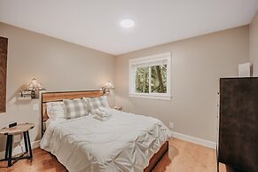 Snowline Cabin #69 - An Elegant Country Home! Sleeps 8