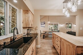 Snowline Cabin #69 - An Elegant Country Home! Sleeps 8