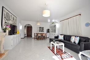 Charming Villa, Private Pool, Walking Distance to Centre, Free AC & Wi