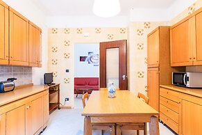 Dante Subway Apartment