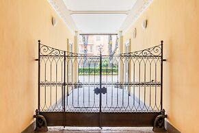 Dante Subway Apartment