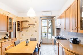 Dante Subway Apartment