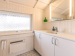 Graceful Holiday Home in Humble near Sea