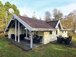 Lovely Holiday Home in Humble near Sea