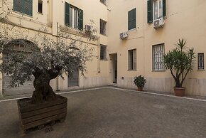 Colosseo & Colle Oppio Cozy Apartment