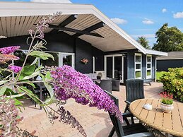 8 Person Holiday Home in Vaeggerlose