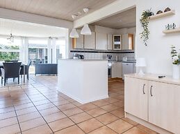 Spacious Holiday Home in Hemmet Jutland near Sea