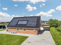 Spacious Holiday Home in Hemmet Jutland near Sea