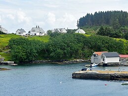 6 Person Holiday Home in Bakkasund