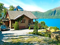 Holiday Home in Hundeidvik