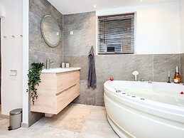 Fantastic Holiday Home with Bay View near Knebel