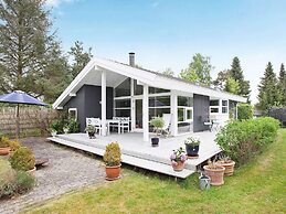 6 Person Holiday Home in Dronningmølle