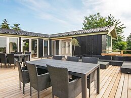 Sunny Holiday Home in Ebeltoft near Sea