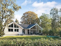 Pet Friendly Holiday Home in Dronningmølle near Sea