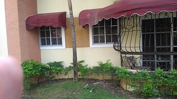 Total New!! Exclusive!! Apt At Paradise V .