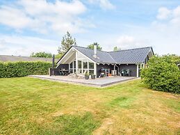 Whirlpool Cottage Oasis-by Traum