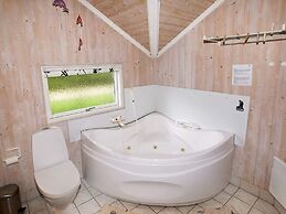 Whirlpool Cottage Oasis-by Traum