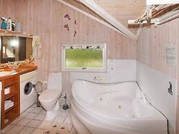 Whirlpool Cottage Oasis-by Traum