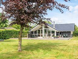 Whirlpool Cottage Oasis-by Traum