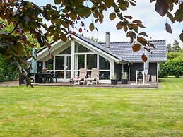Whirlpool Cottage Oasis-by Traum