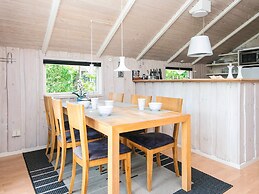 Whirlpool Cottage Oasis-by Traum