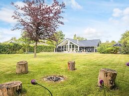 Whirlpool Cottage Oasis-by Traum