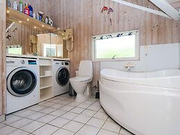 Whirlpool Cottage Oasis-by Traum