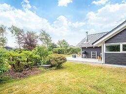 Whirlpool Cottage Oasis-by Traum