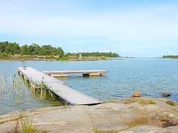Scenic Lakeside Cottage-by Traum