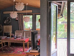 Scenic Lakeside Cottage-by Traum
