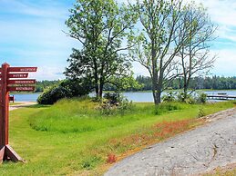 Scenic Lakeside Cottage-by Traum