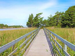 Scenic Lakeside Cottage-by Traum